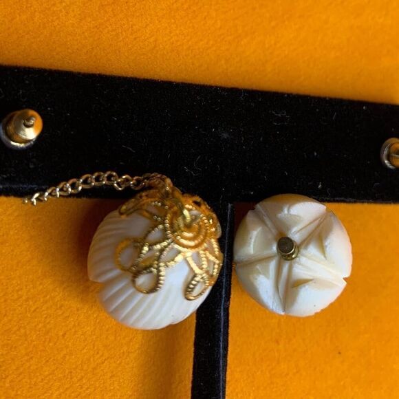 Elegant Off White Plastic Tulip shape dangle earrings, in Gold plate - Picture 5 of 6